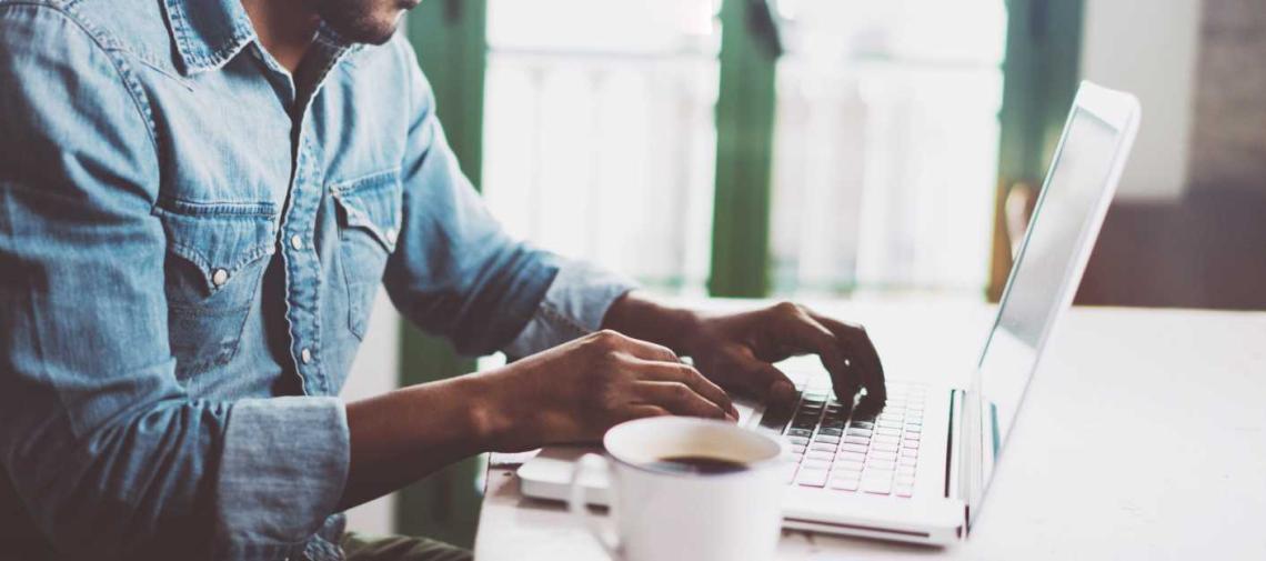 Am Laptop einen Brief schreiben