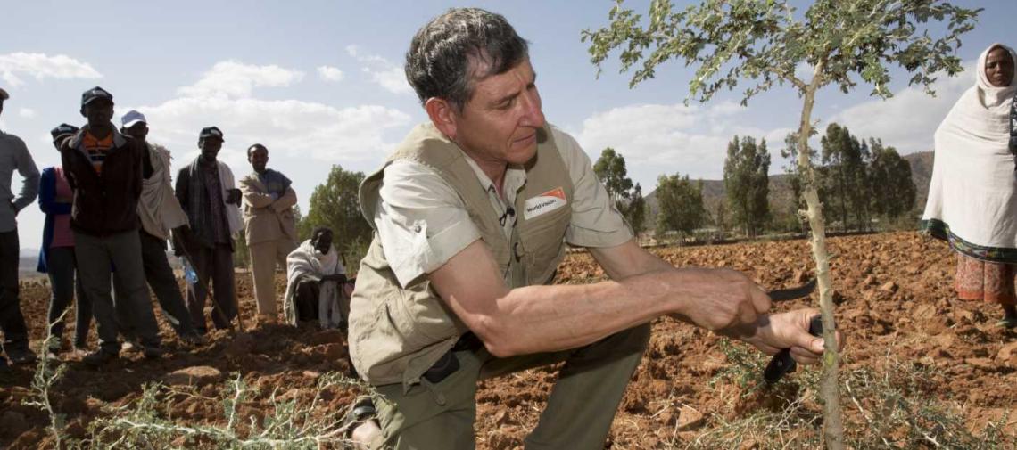 Tony Rinaudo beim Baumschnitt nach der FMNR-Methode