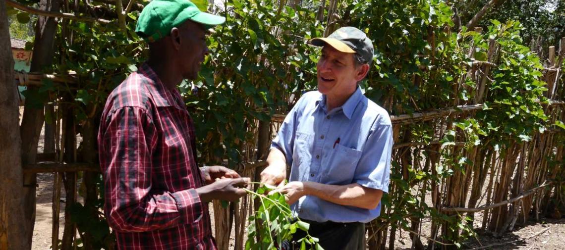 Tony Rinaudo im Gespräch mit einem Bauern über Aufforstung 