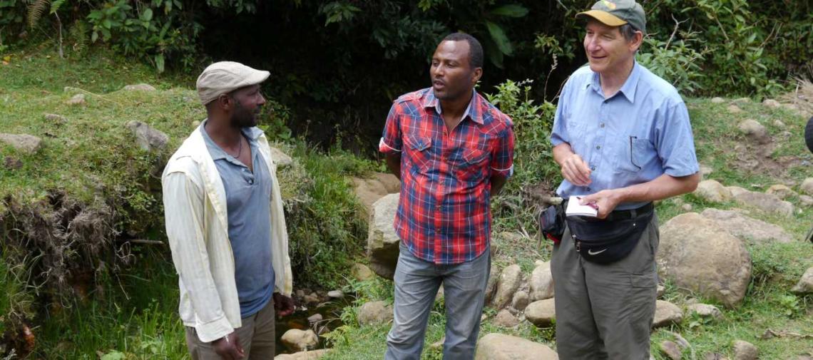 Tony Rindaudo in wiederbegrünter Landschaft in Äthiopien