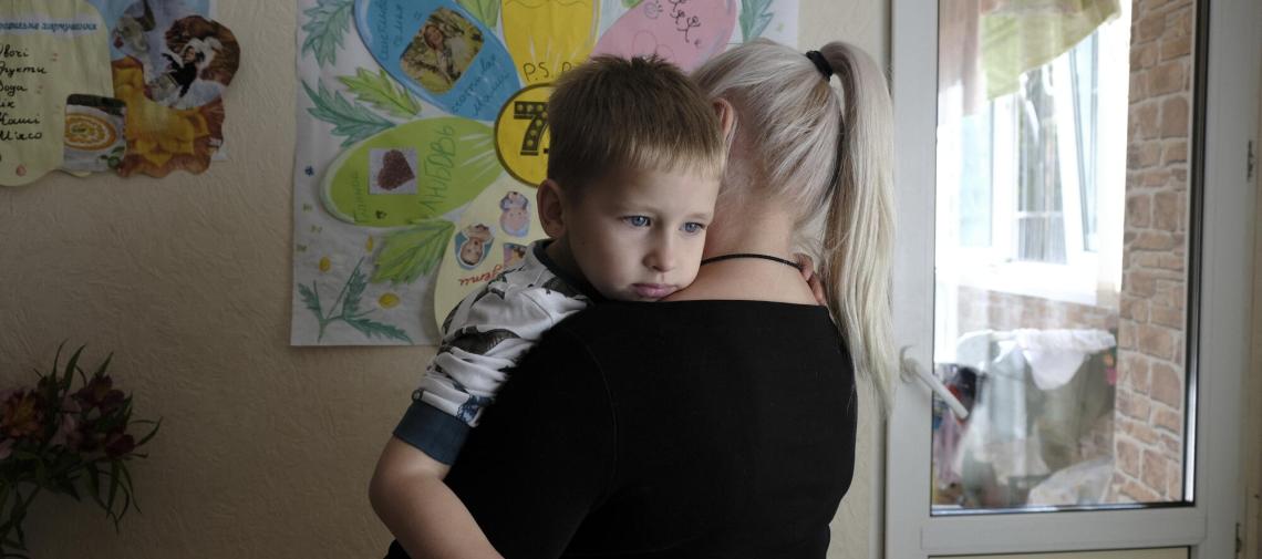 Mutter mit Kind in einem von World Vision geförderten Frauenhaus in der Ukraine