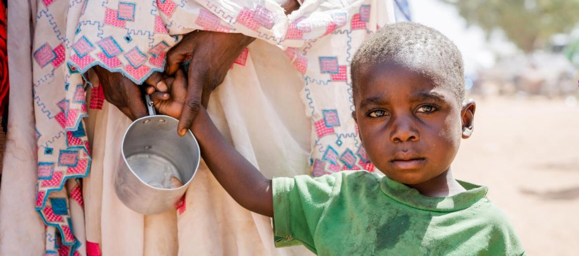 Mutter und Kinder auf der Flucht