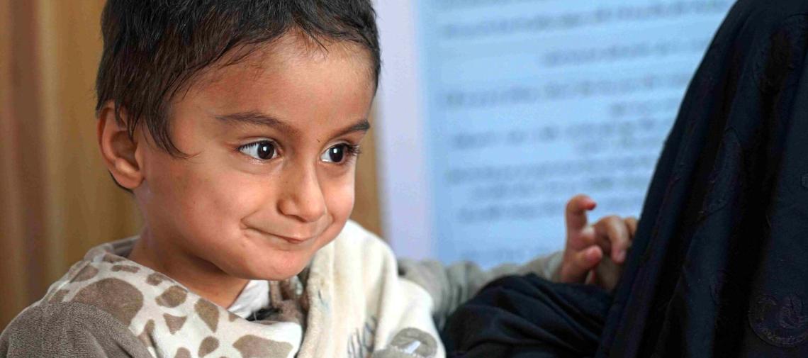Ein vierjähriger Junge aus Afghanistan wird in einer Klinik von World Vision gegen schwere akute Unterernährung behandelt.