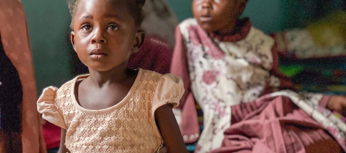 Mädchen, das an einem Kinderschutz-Aufklärungsprogramm in Darfur teilnimmt  