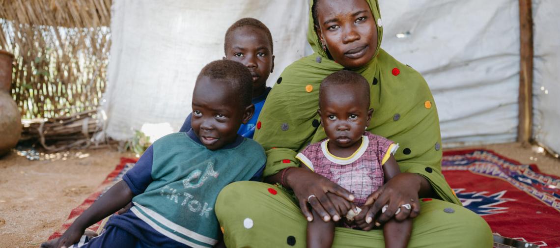 Besuch bei einer aus dem Sudan geflüchteten Mutter und ihren Kindern im Tschad