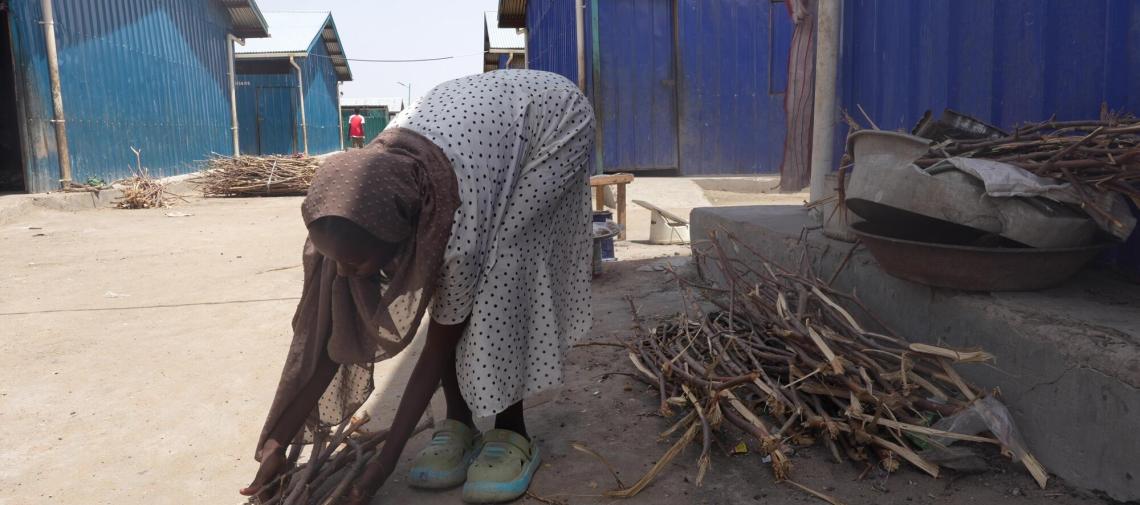 Mangelhafte Versorgung zwingt geflüchtete Kinder wie dieses Mädchen aus Sudan zur Kinderarbeit.