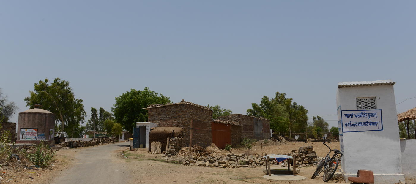 Neue Toilette im Dorf von Patenkind Khusboo