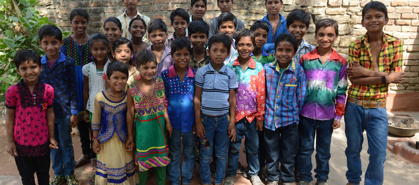 Kinderklub im Dorf von Patenkind Khusboo in Indien.