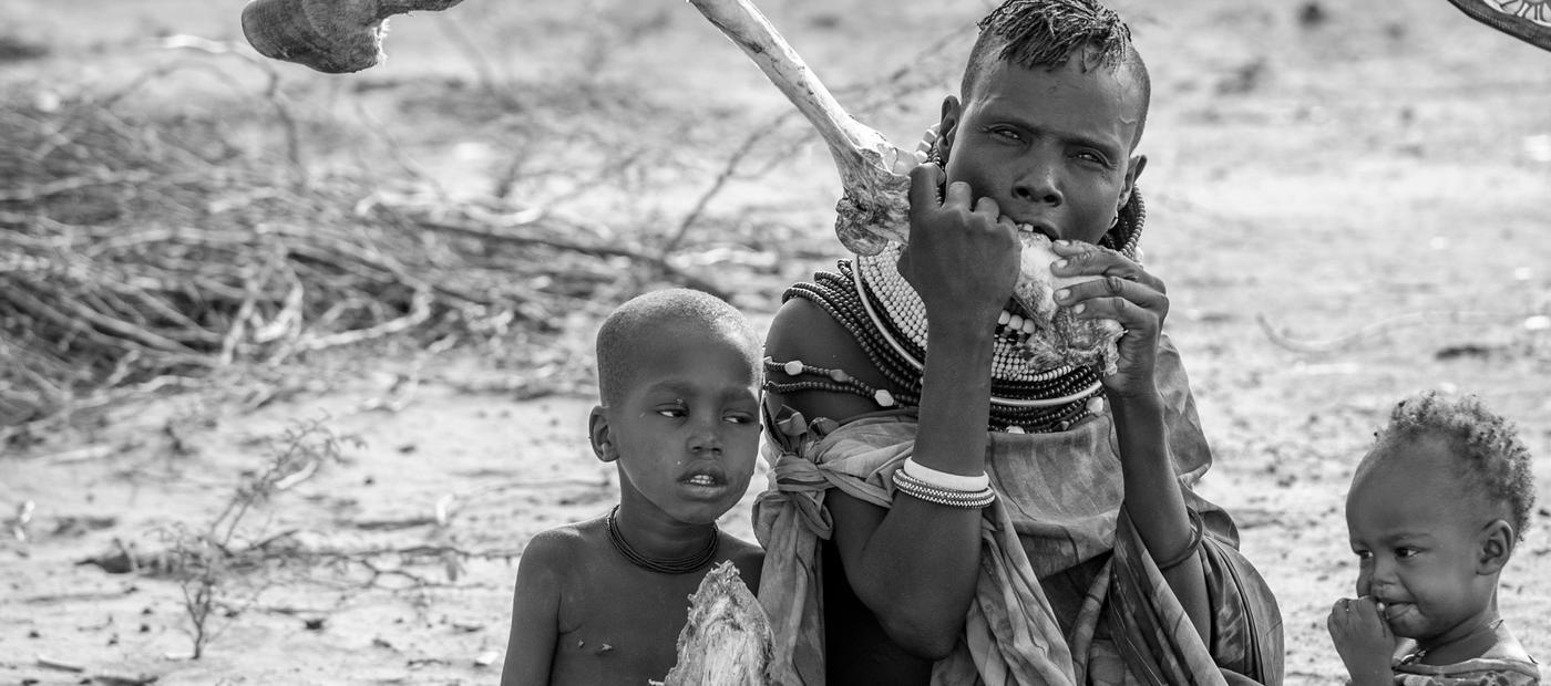 Hunger in Kenia: Mutter und Kinder lutschen Eselsknochen