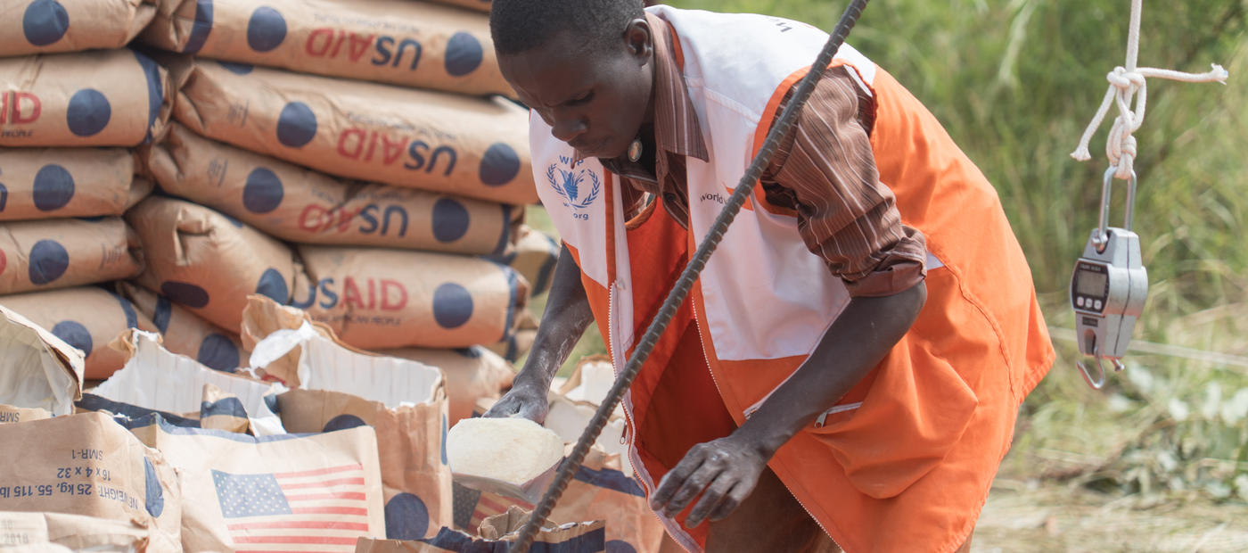 World Vision Mitarbeiter bereiten die Rationen vor.