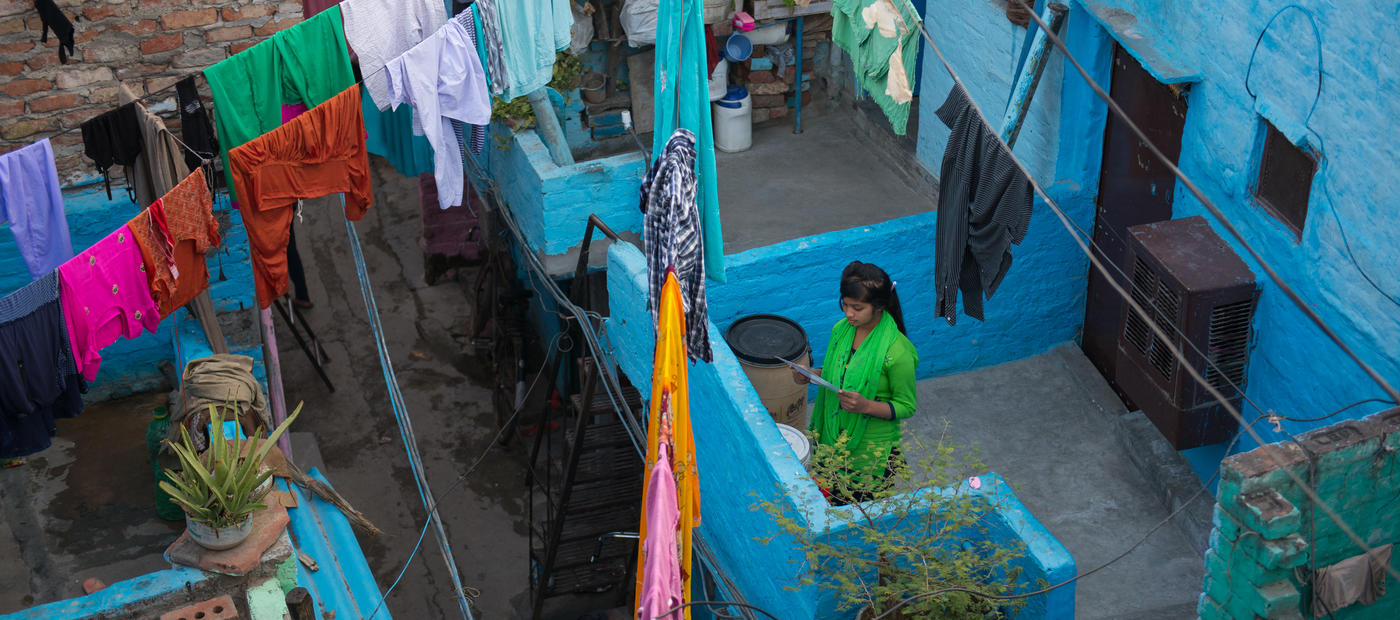 Tamanna auf ihrem blauen Balkon 