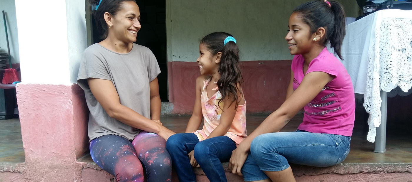 Delmi mit ihren zwei Töchtern