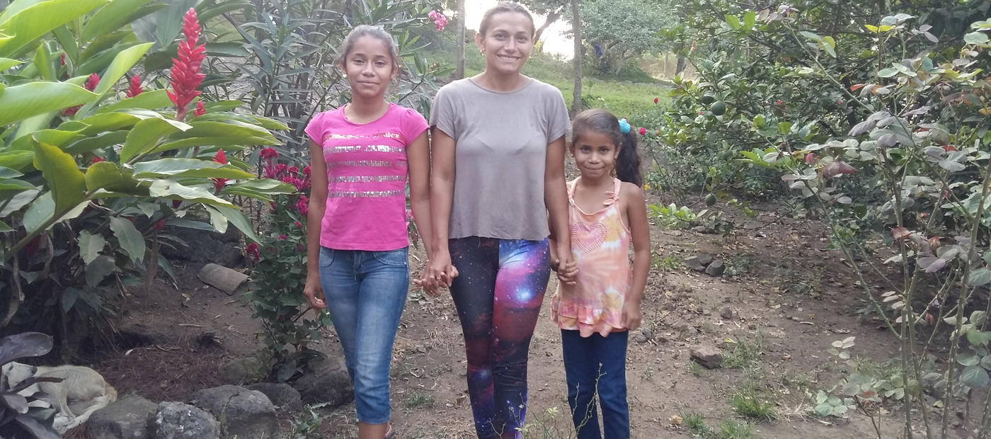 Delmi spaziert mit ihren zwei Töchtern 