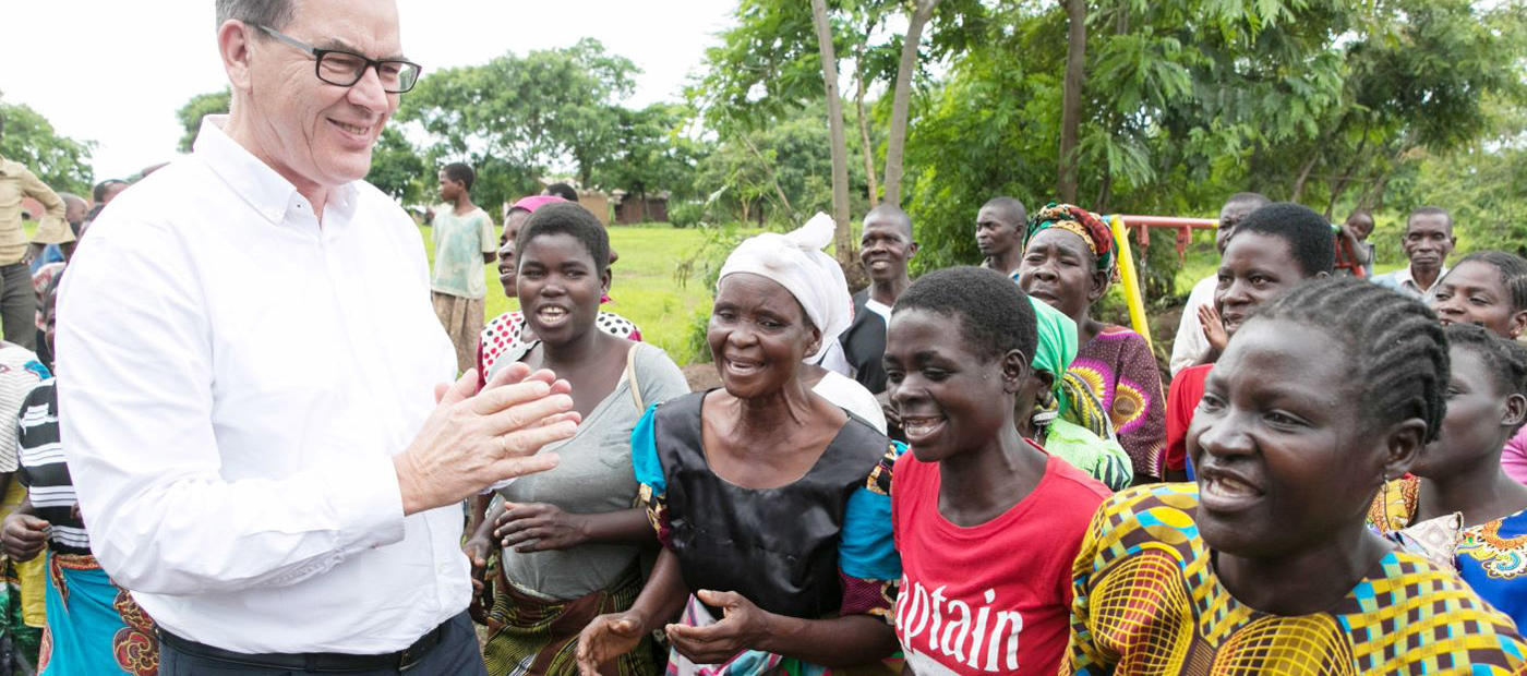 Gerd Müller im Gespräch mit Frauen in Malawi
