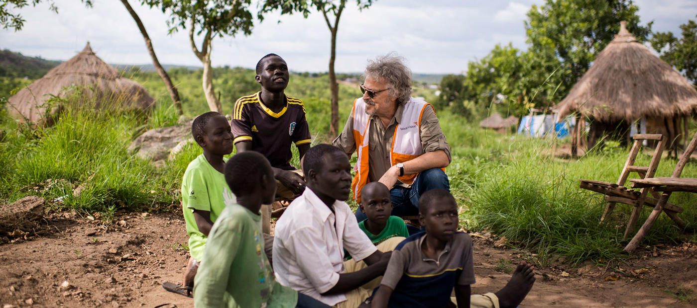 Ende der Kindheit: der 20 jährige David aus Südsudan (neben Wolfgang Niedecken im Bild) hat die Kinder seiner getöteten Schwester und den 17jährigen Moses bei sich aufgenommen. 