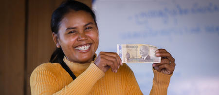 Frau mit einem Geldschein in Kambodscha