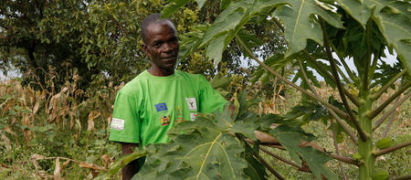 Bauer auf seiner Farm in Kenia