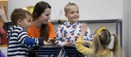 Yehor mit anderen Kindern bei der Musiktherapie