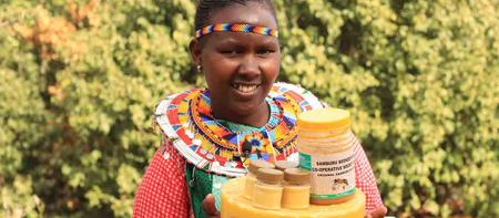 Imkerin aus Kenia mit Honig