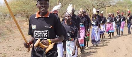 Gemeinschaft tanzt zum Schutz für Mädchen in Kenia