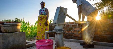 Pumpbrunnen an einer Wasserstelle in Sambia