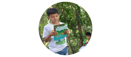 Junge lernt durch Leseclub besser zu sprechen