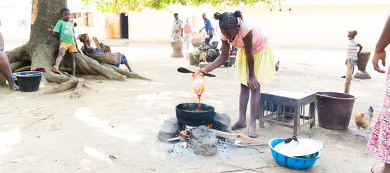 Mädchen in Sierra Leone beim Kochen
