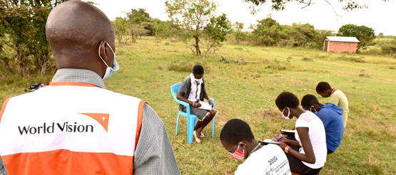 Zipporah aus Kenia mit ihren Freundinnen