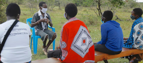 Zipporah klärt ihre Freundinnen über die Gefahren von FGM auf 