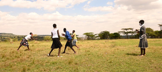 Zipporah spielt mit ihren Freundinnen auf einer Wiese