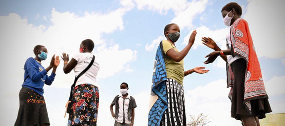 Zipporah ist mit ihren Freundinnen in ein Spiel vertieft.