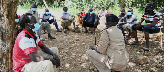 Carlos aus Kenia in einer Gesprächsrunde mit Männern seiner Gemeinde