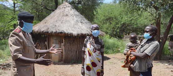 Carlos aus Kenia spricht mit Frauen über Kinderschutz