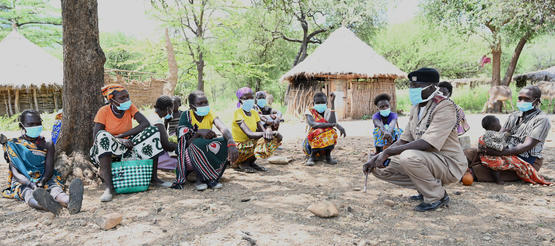 Carlos aus Kenia in einer Gesprächsrunde mit den Frauen des Dorfes
