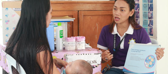 Ehemaliges Patenkind Lenny aus den Philippinen bei ihrer Arbeit als Krankenschwester