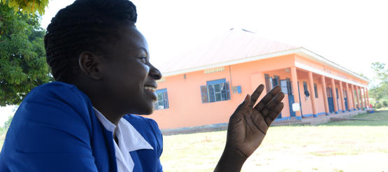 Lehrerin Elizabeth aus Uganda im Gespräch mit ihrer Schülerschaft