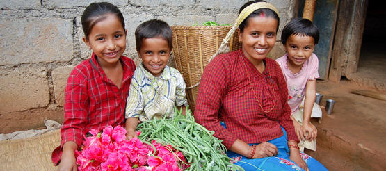 Bäuerin mit ihren Kindern in Nepal 