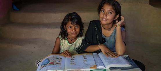 Kinder beim Lernen in Indien