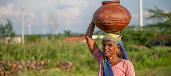 Frau mit Wasserkrug auf dem Kopf