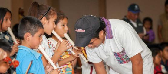 Geovanny aus Guatemala lehrt Kinder Blockflöte spielen. 