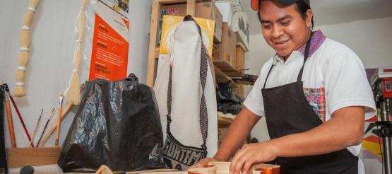 Ehemaliges Patenkind Geovanny aus Guatemala beim Bau einer Geige.  