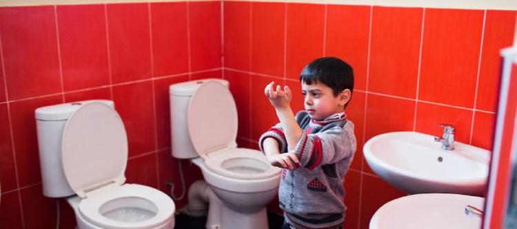 Toiletten in einem Kindergarten in Georgien