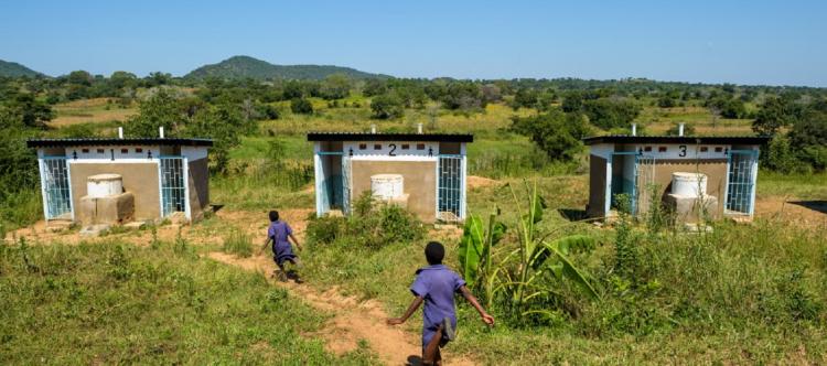 Toilettenblock einer Schule in Zambia