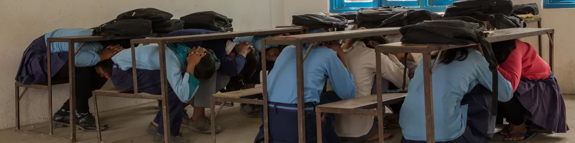 Schüler üben, wie sie sich bei einem Erdbeben verhalten müssen