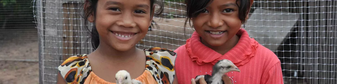 2 kambodschanische Mädchen mit Küken auf dem Arm
