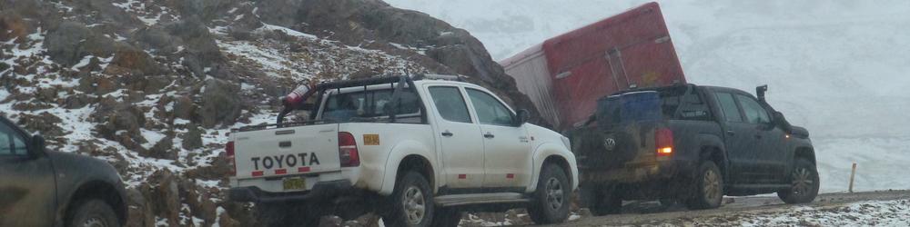 LKW in Peru verperrt die Durchfahrt
