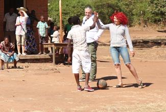 Patin und Patenkind beim Fußballspielen