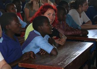 Patin und Kinder in einer Schule in Malawi