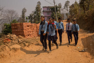 Schulkinder in Nepal - ihr Dorf wird gerade neu aufgebaut
