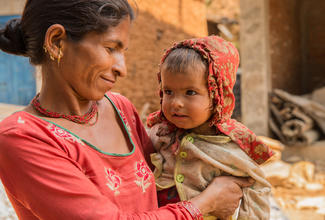 Kinerschutz-Programm in Nepal: Mutter achtet auf Kleinkind